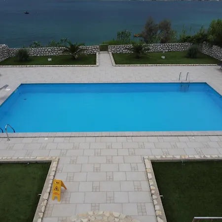 Pool Antonia *